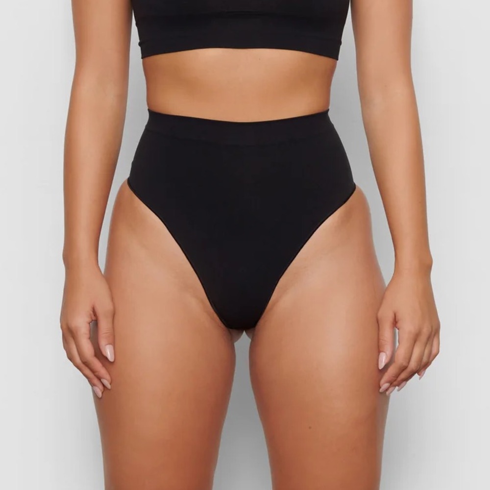 Skims Sculpting Mid Waist Thong